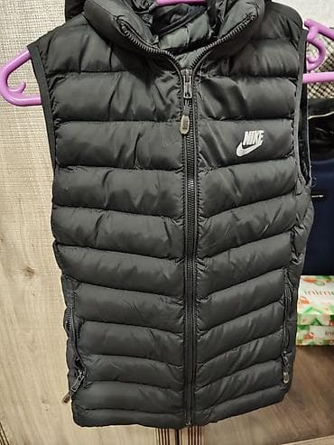 найк безрукавка: Пуховая жилетка Nike, черного цвета. Состояние отл. - Утепленная — 1