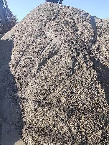 Щебень фракции мелкой (примерно 5–10 мм), серого цвета, гранитного — 3