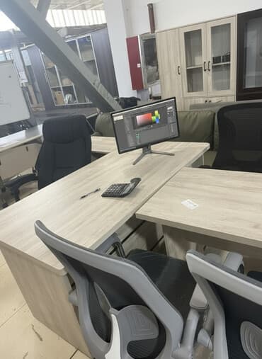 стеклянные компьютерные столы: Просторный L-образный офисный стол из светлого дерева, идеально — 1