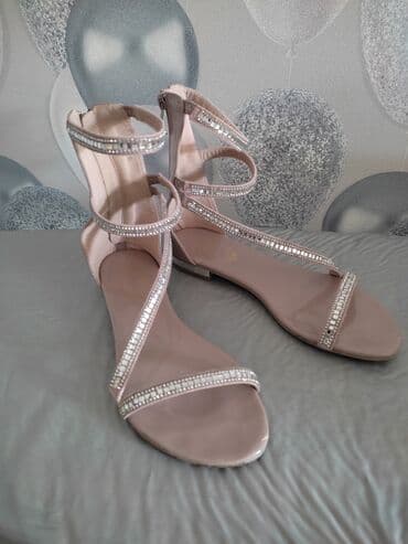 Продаются босоножки
37 размер Очень удобные
Одевали пару раз