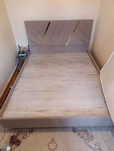 Сейфы: Двуспальная кровать с мягким изголовьем и матрасом. - Размер — 2