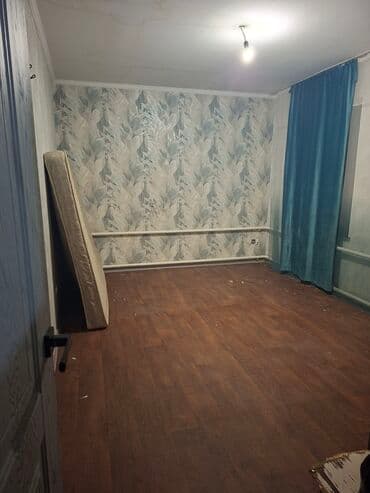 сдаю дом без хозайн: Сдаётся дом 2 комнаты до апреля. Есть холодильник, автомат плита. ул — 10