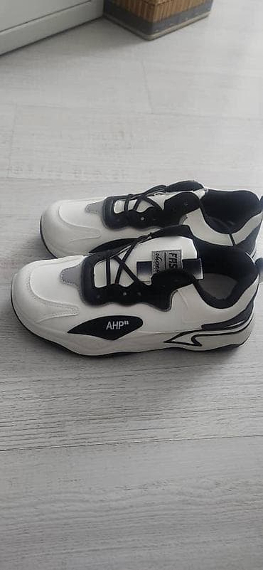 nike tech flece: Кроссовки в двух цветах: - Бело-черные с серыми вставками - Черные с — 1