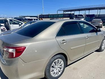 токмок срочно: Toyota Camry: 2013 г., 2.5 л, Автомат, Гибрид, Седан — 2