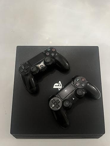 PlayStation 4 Pro (чёрная) с двумя беспроводными геймпадами DualShock