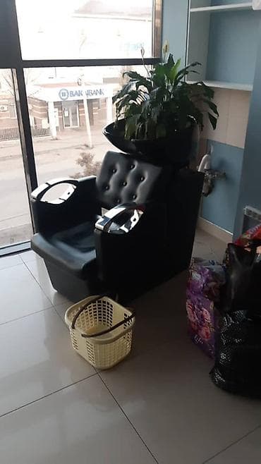 Маникюрные столы: Продается салонная мебель. Недорого. Мойка 1шт 19000с Кресла 3шт — 3