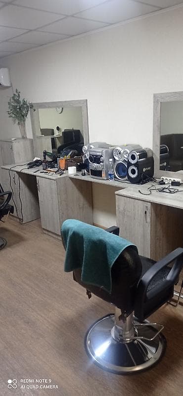 Парикмахерское/барбер мебель для салона: - Рабочий стол - Диван и at lalafo.kg Парикмахерское/барбер мебель для салона: - Рабочий стол - Диван и