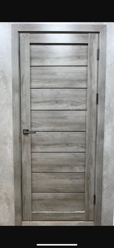 Дверь межкомнатная с горизонтальными вставками, выполненная в сером