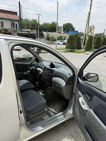 бар авто: Toyota Yaris Verso: 2000 г., 1.5 л, Кол менен иштөөчү, Бензин, Вэн/Минивэн — 3