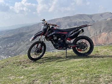 Транспорт: Эндуро-мотоцикл SJR (SJR Racing) черно‑красной расцветки. Основные — 4