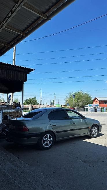 Toyota Avensis: 2003 г., 1.8 л, Механика, Бензин, Седан
