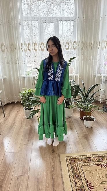 Балдардын карнавалдык костюмдары киреге берилет: Национальные сценические костюмы для девочки (комплект). От 10 до 15 — 7