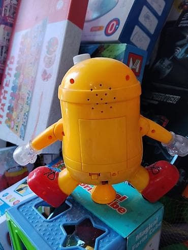 игрушкаи: Игрушка-робот в виде забавного жёлтого персонажа с очками — 2