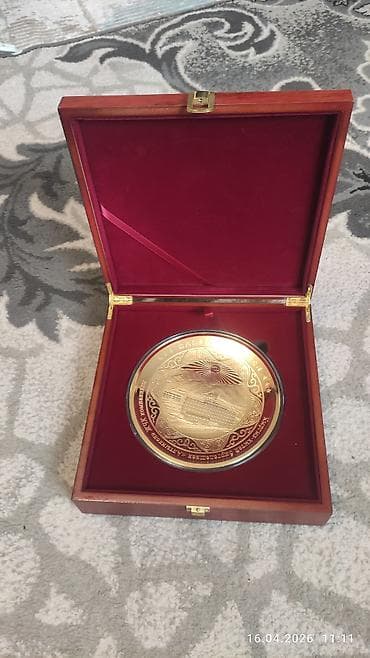 Подарочный памятный сувенир в деревянном футляре. Есть 2 штуки -