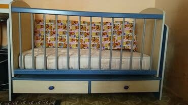 Шкафы: Продам детскую кроватку - качалку. С одной стороны борт есть, с другой — 2