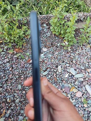 pixel 2: Смартфон с плоскими гранями и матовым тёмным корпусом. Особенности: - — 4
