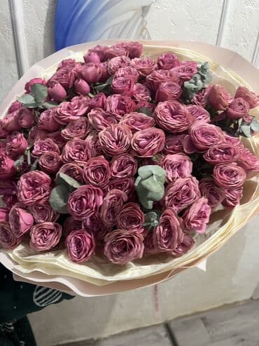 туалетный столик с лампочками: Пышный букет из розовых кустовых роз с эвкалиптом. - Состав: крупные — 3