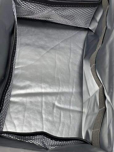 кул рей: Сумка-холодильник красного цвета с черным основанием. Оснащена — 5