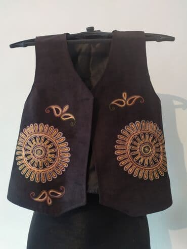 брендовая одежда бишкек: Продаю жилеты с ручной вышивкой. Размеры 44, 46, 48. Чёрные бархатные — 9