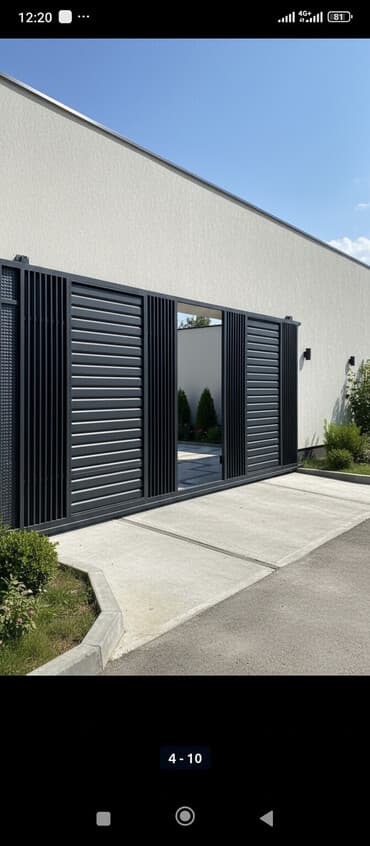 Металлические ворота с горизонтальными ламелями и вертикальными