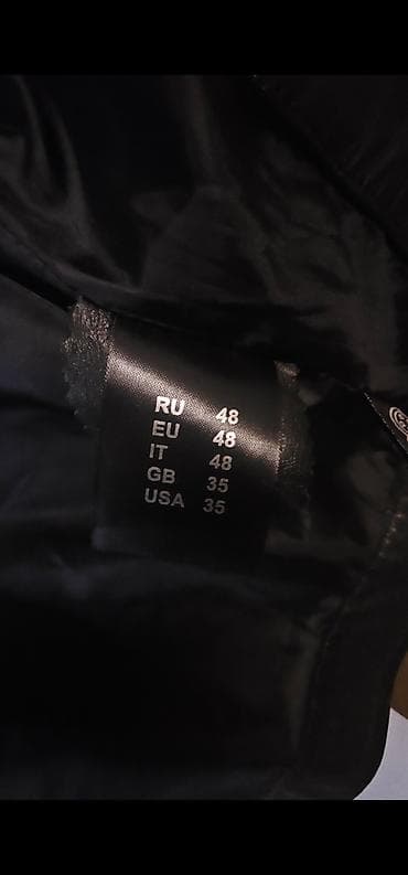 мужской куртки: Куртка выполнена из натуральной кожи. Модель рубашечного кроя. Детали — 4