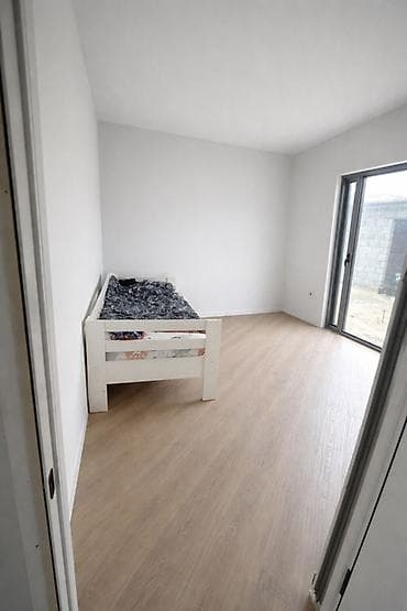 fred perry: Современный одноэтажный дом с отдельным участком и высоким забором — 5