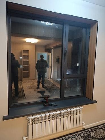 solutions elementary: Пластиковое окно с современной фурнитурой и тёмным ламинированным — 1