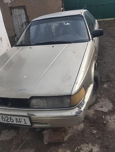 Автомобиль седан серебристого цвета. Основные особенности: - Кузов