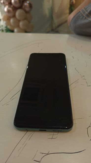 мини телефоны: Смартфон с большим безрамочным экраном, плоской передней панелью и — 5