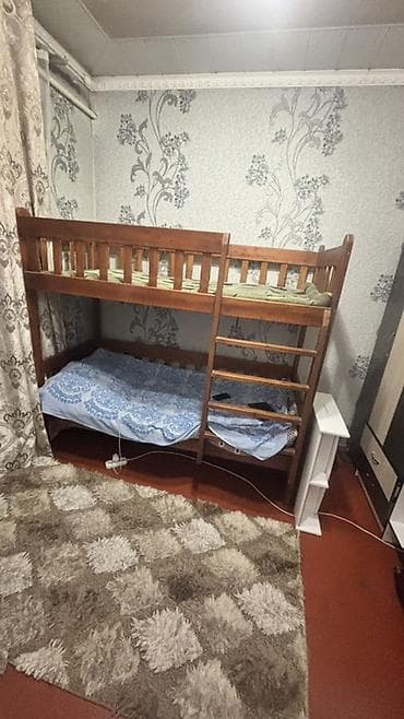 Кресла: Двухъярусная деревянная кровать с лестницей - Материал: массив — 1