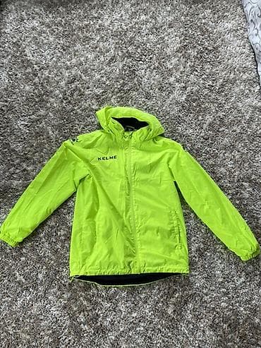 Нижнее белье: Легкая ветровка-дождевик KELME с капюшоном, салатового цвета. Размер — 1