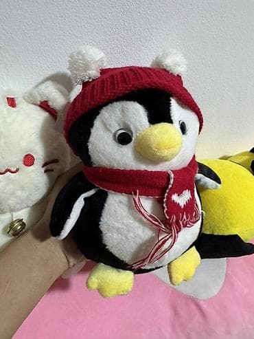 Мягкая игрушка — пингвин в зимнем комплекте Идеален для подарка. - — 4