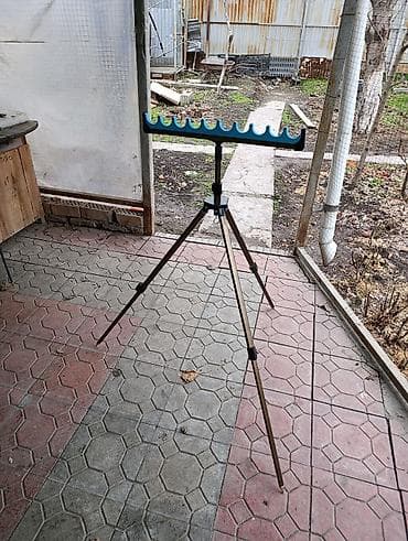 Стабильная рыболовная стойка-тренога с двумя держателями для удилищ at lalafo.kg Стабильная рыболовная стойка-тренога с двумя держателями для удилищ