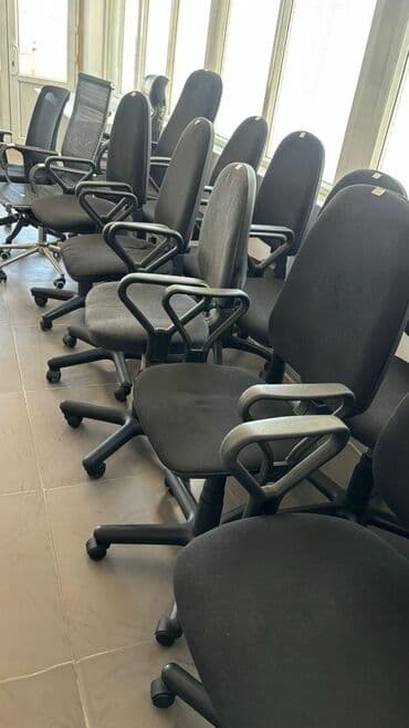 офисные кресла буу: Офисное кресло, Б/у, С колесиками, цвет - Черный — 2