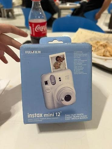 FUJIFILM Instax mini 12 — компактная мгновенная камера для снимков