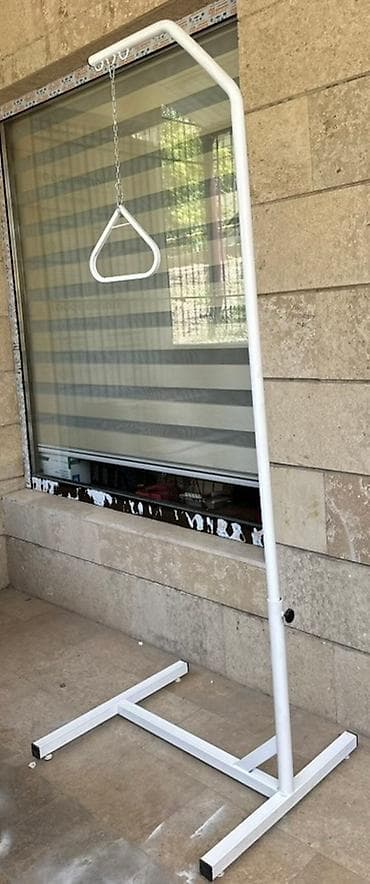 Медицинская одежда: Белая металлическая рама с подвесным треугольником. В наличии — 2