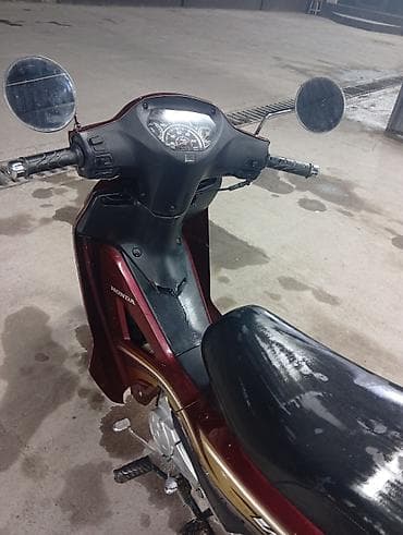 dio 27: Honda Wave — экономичный и практичный мопед (underbone) в бордовом — 6