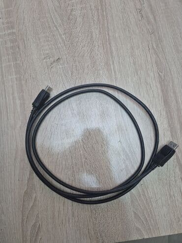 проектоо: Черный кабель DisplayPort, предназначенный для подключения различных — 1