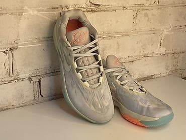 louis vuitton: 🟣⚪ Первая пара (фиолетово-зелёные) Это линейка Nike KD (Kevin Durant) — 3