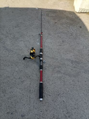 рагадка для рыбалки: Удочка, выполненная в красных и черных тонах, с катушкой желтого и — 1