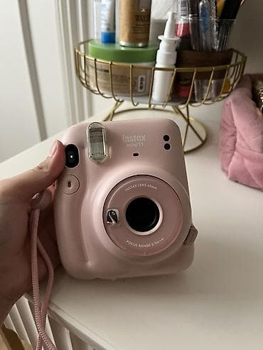 Instax mini 11 — компактная моментальная камера в нежно‑розовом цвете