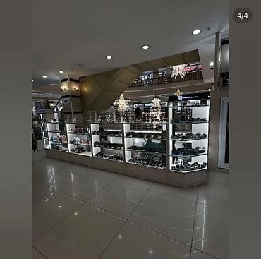 Гум Сдается половина торгового островка С ремонтом С оборудованием