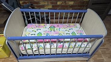 Офисная мебель: Детская кроватка с матрасом - Классическая деревянная кроватка для — 1