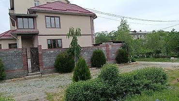 бекер уй: Двухэтажный дом с огороженным участком и коваными воротами угловое — 9