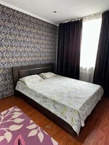 суточные дома: Уютный гостиничный номер с двуспальной кроватью, прикроватными — 1