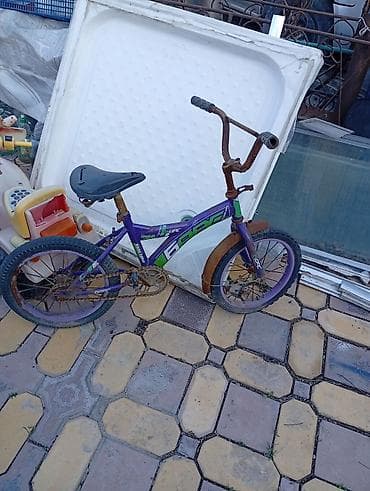 продаю велик: Велосипеды черный на ходу 4000с,белый 3000 требуется ремонтдетские — 2