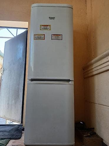 морозилка вертикальная: Холодильник Hotpoint Ariston, Б/у, Двухкамерный, No frost, 1 * — 1