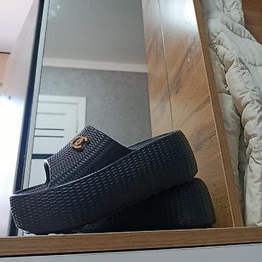 летние босоножки: Черные женские шлепанцы на высокой платформе. Размер 39-40 - Материал — 4