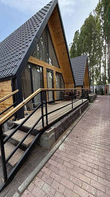 bishkek park residence: Иссык-Куль Аренда уютного деревянного домика с мансардой и современной — 1
