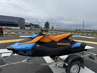водные скутера: Гидроцикл Sea‑Doo SPARK (двухместный) на прицепе. Описание: - Легкая — 6